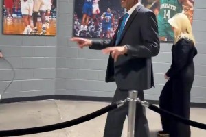 库里老爹戴尔库里！老库里身上也有一股别样的气质👍