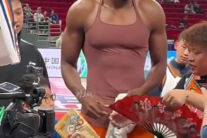 曾经也是NBA的盖帽王！看看36岁的大白边这身材有多绝！