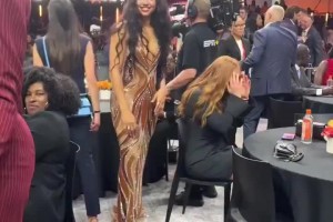 WNBA状元阿齐·福德，今天这身装扮很性感啊！😍